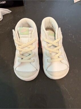 VGUC- NIKE BLAZER 6C
